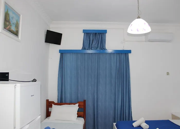 The Three Anchors * Emporio (Santorini)