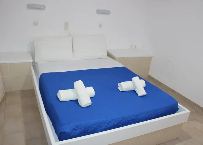 The Three Anchors * Emporio (Santorini)